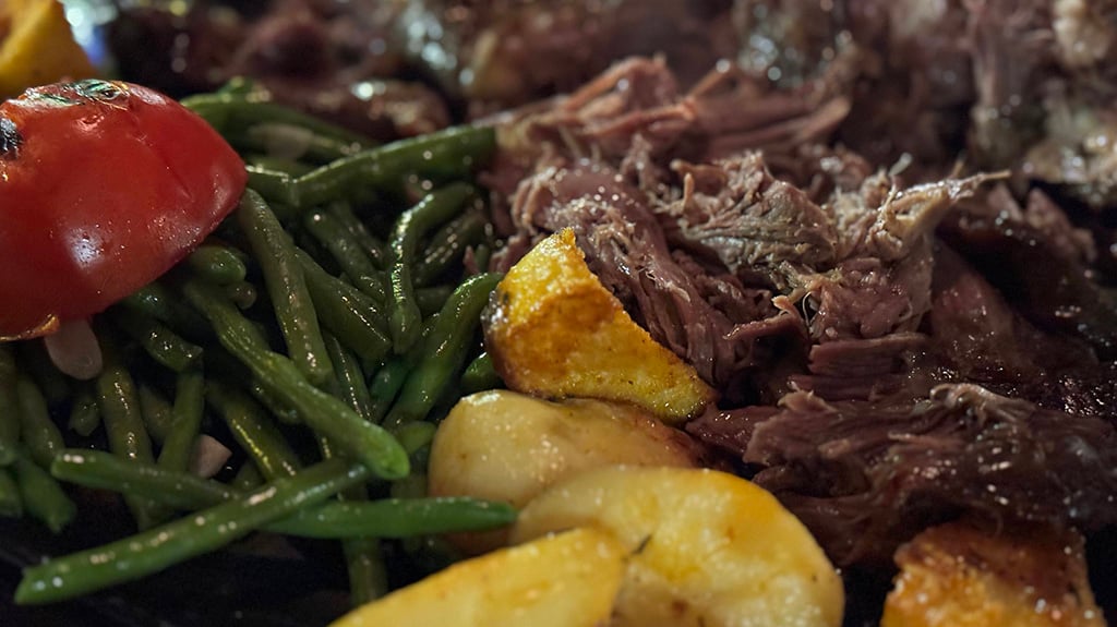 Hanul lui Manuc lamb knuckle with potatoes and vegetables