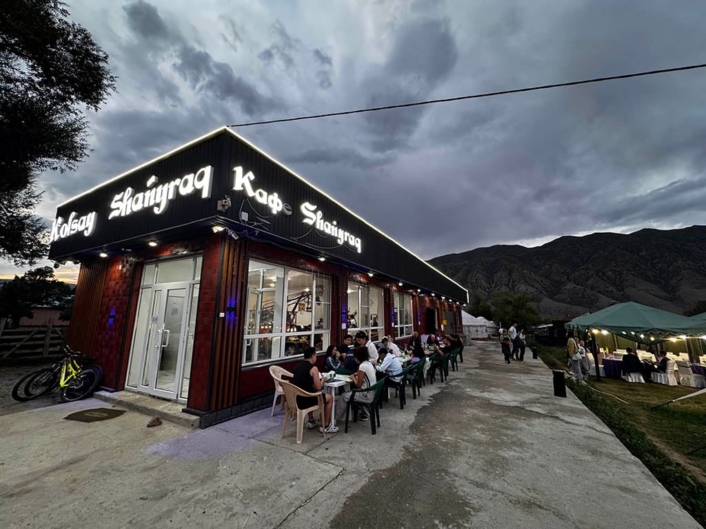 Kolsay Shanyraq Restaurant, Saty